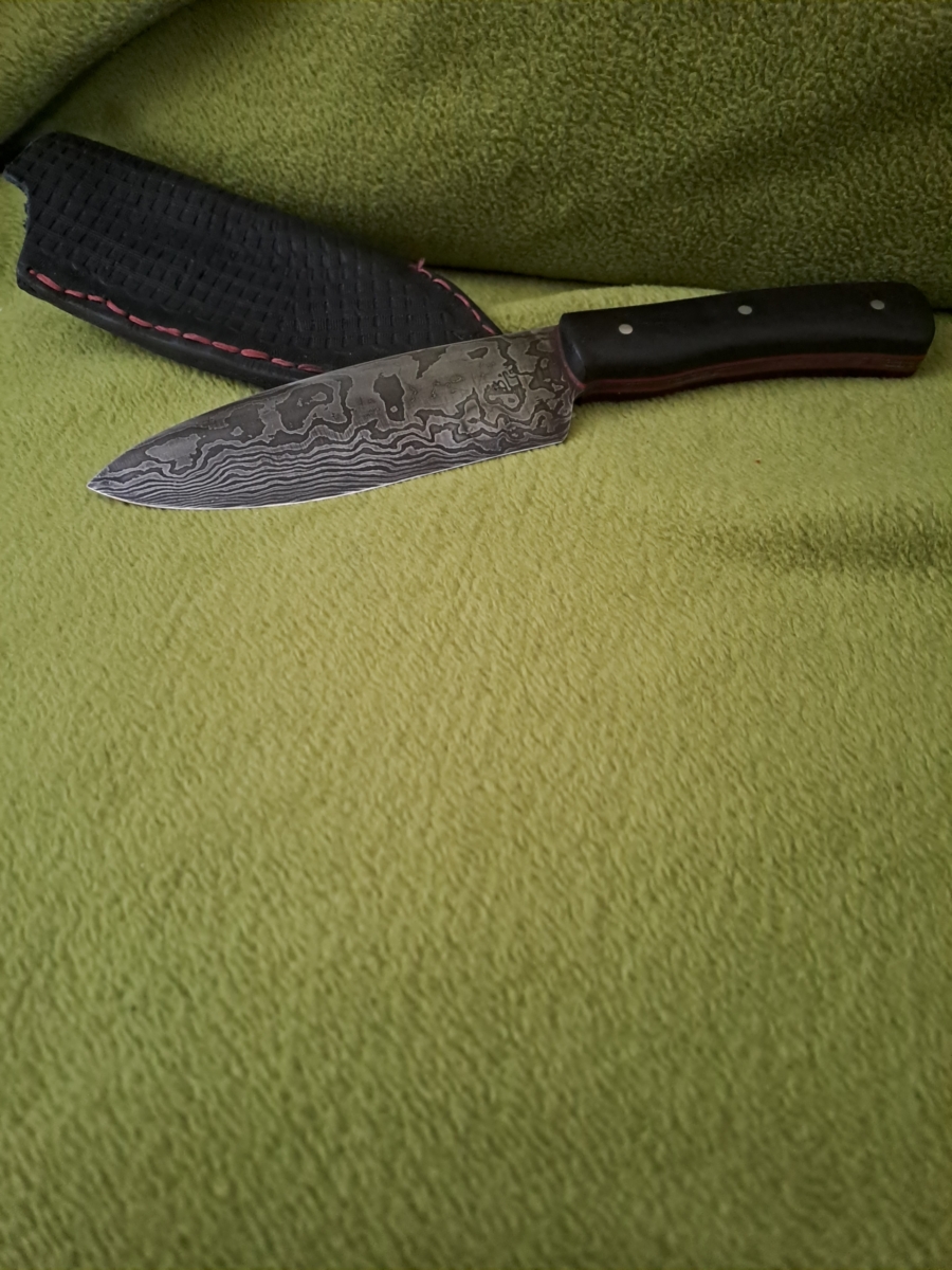 grosses-damastmesser-fuer-grill-und-kueche