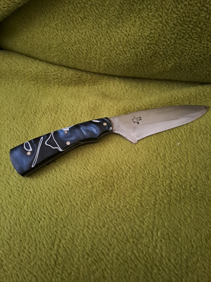 Kleiner Fighter mit blau-weißem Kirinite-Griff 